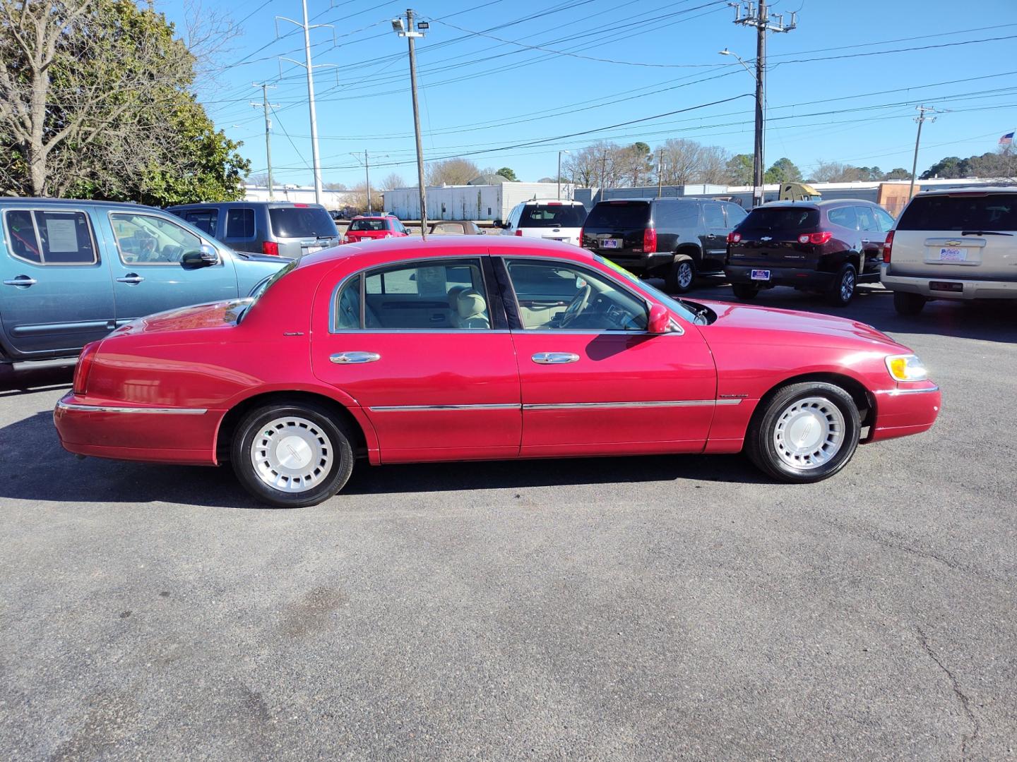 2001 Red Lincoln Town Car (1LNHM81W51Y) , located at 5700 Curlew Drive, Norfolk, VA, 23502, (757) 455-6330, 36.841885, -76.209412 - Photo#13